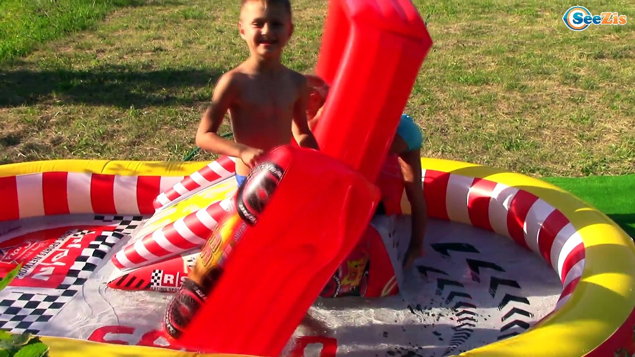 БАССЕЙН ТАЧКИ МОЛНИЯ МАКВИН Игры в Бассейне Машинки Тачки Гонки Cars Toys Lightning McQueen Pool