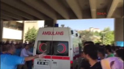 Tải video: Elazığ'da Emniyet Müdürlüğü Yakınında Patlama - Yaralıların Hastaneye Getirilişi