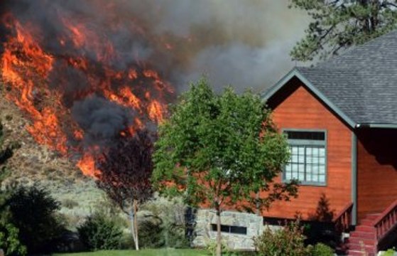 Kaliforniya'da Yüzlerce Ev Yandı, 82 Bin Kişi Tahliye Edildi