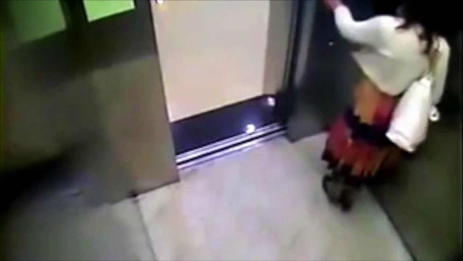 Une femme fait caca dans un ascenseur - Vidéo Dailymotion