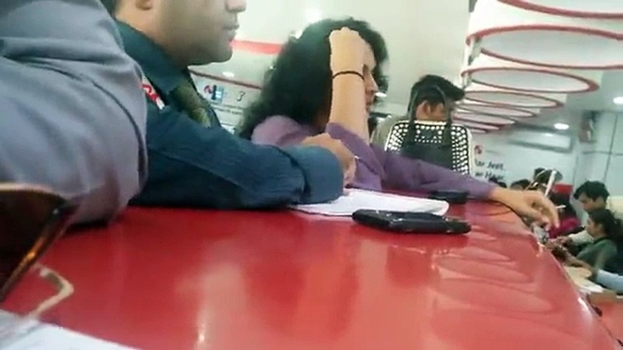 میرے موبائل میں نہ انٹرنیٹ چل رہا ہے نہ واٹس ایپ ،میرا جی موبلنک فرنچائز پر آگئی،افسر بھی ہسنے لگے،لیک فوٹیج