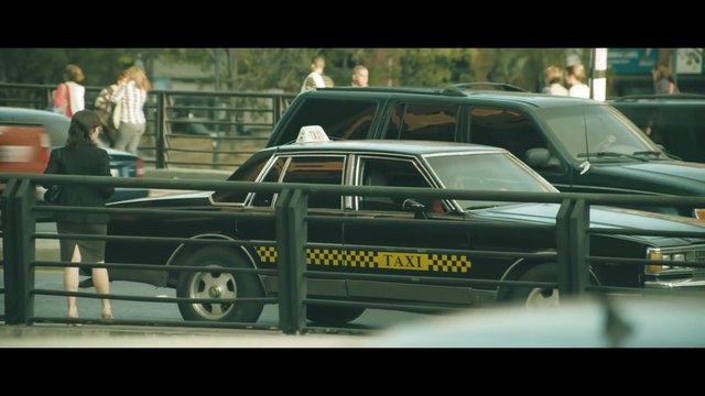 Elle peine à rejoindre son petit ami pour lui faire ses adieux, mais la réaction des passants est surprenante !