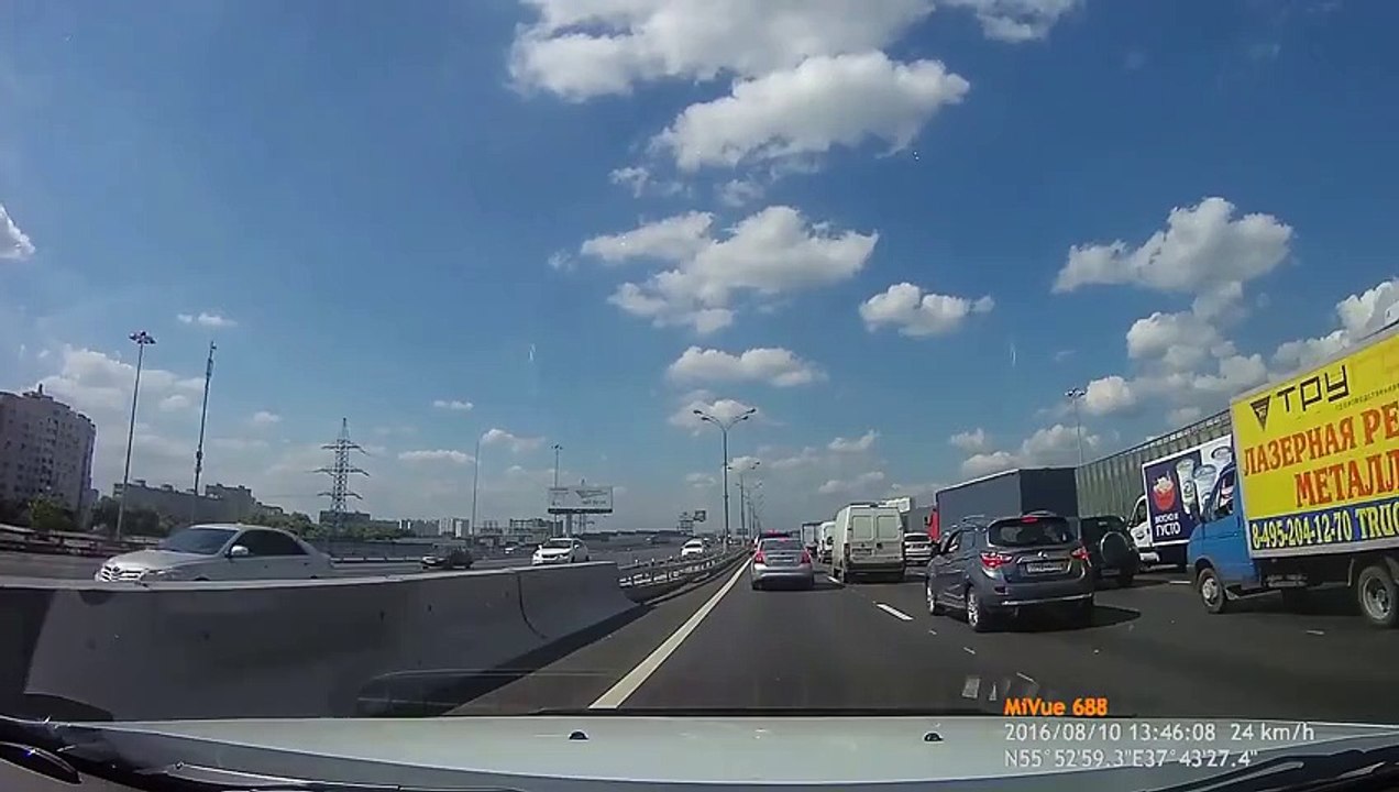 Un automobiliste a la très mauvaise idée de réparer sa voiture au milieu de l’autoroute