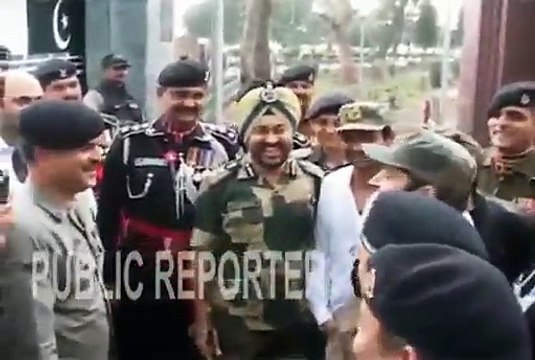 You are crossing the line without visa : Funny Conversation of Kapil Sharma with Pak Army Jawan on wagha border