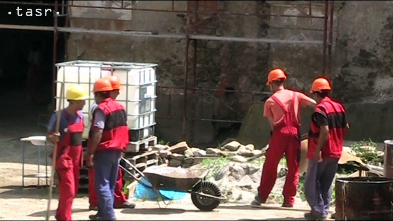 JELŠAVA: Kaštieľ opravuje 13 nezamestnaných, zamerali sa na sanáciu pred vlhkosťou