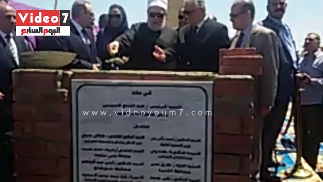 وزير التنمية المحلية وعلى جمعة يضعان حجر أساس تحسين السكن ببنى سويف