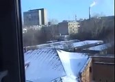 Evin çatısında kayak yapan karga