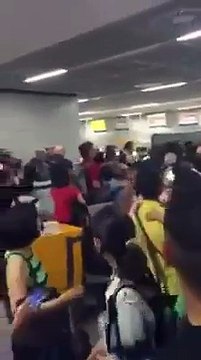 WŚCIEKŁY Islamista ATAKUJE ochronę lotniska po tym jak zdjęli SIŁĄ burkę jego żony!