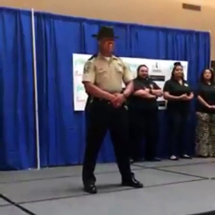 Impressionnant ! Les pas de danse de ce policier sur "Formation" de Beyoncé, sont à couper le souffle