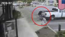 80-year-old hero man jumps onto pickup truck to catch bicycle thief - TomoNews