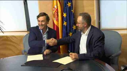PP y C's firman el Pacto Anticorrupción y empiezan a negociar la investidura