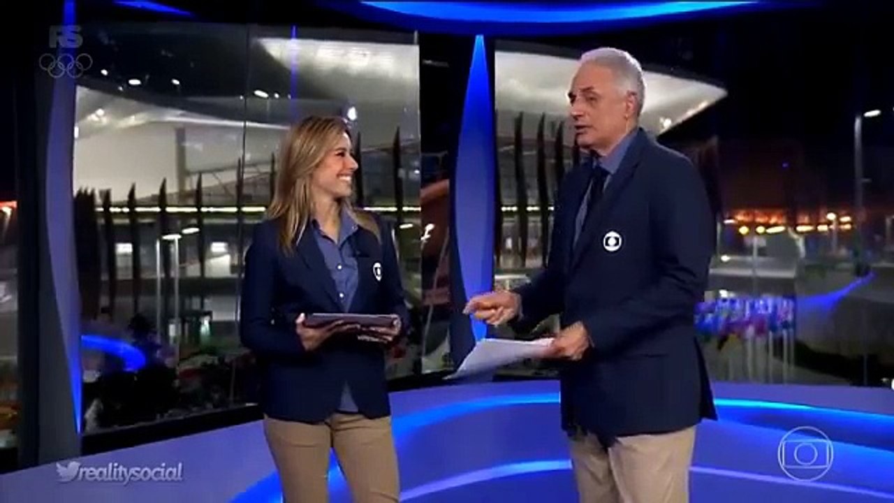 William Waack leva patada ao vivo de Cris Dias no Jornal da Globo