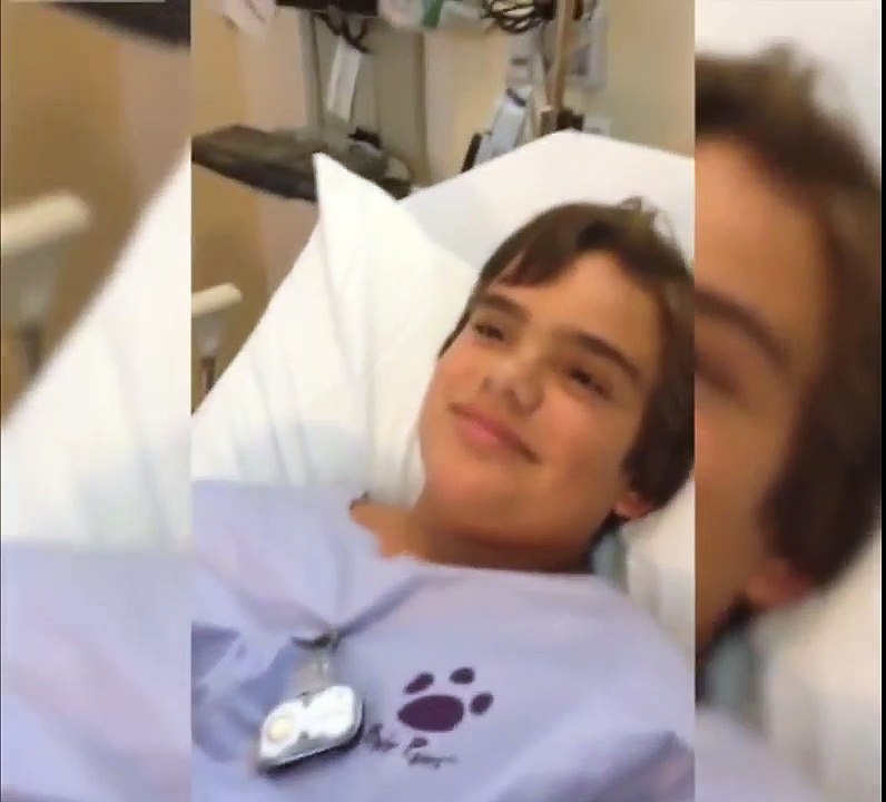 Il avale un jouet de chien et cela devient très drôle quand il respire !