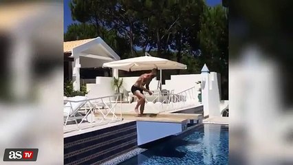 Ramos en la piscina: hace el Cristo y se pega un planchazo