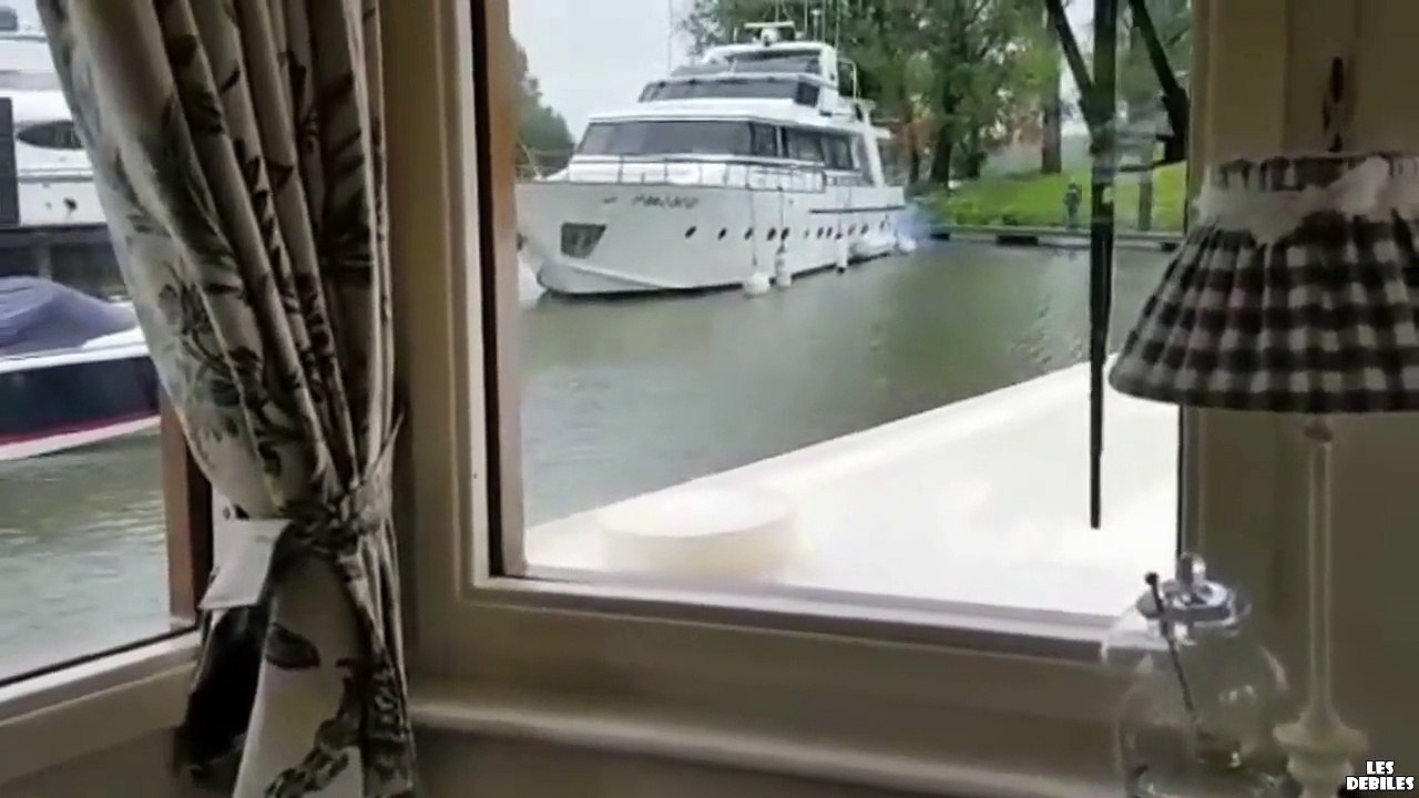 Un yacht fou défonce littéralement plusieurs bateaux à son arrivée au port