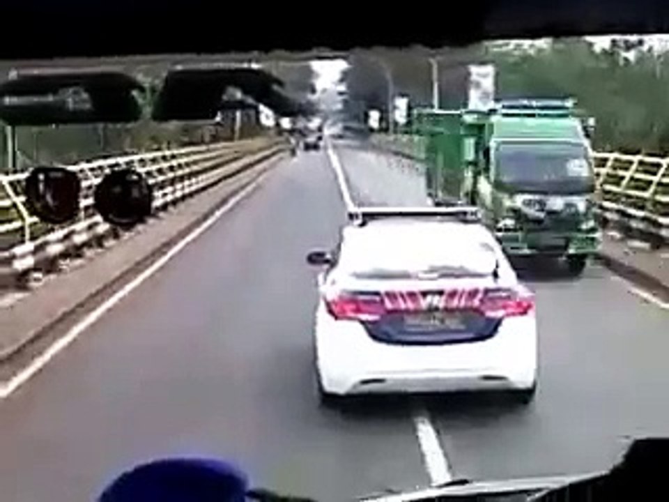 Aksi Mobil Patwal Polisi Sok Jagoan Dan Membahayakan Jiwa