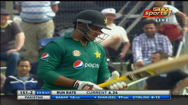 جو لمحہ جب شرجیل خان نے آئر لینڈ کیخلاف اپنی سنچری مکمل کی، پاکستانی شائقین نے خوشی سے گو نواز گو کا نعرہ لگا دیا