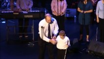 Un bambino autistico e cieco sale sul palco, pochi secondi dopo tutto il pubblico rimane senza parole... - Video Dailymotion