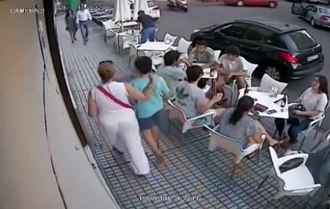 Il cornicione cede mentre dei ragazzi sono al bar... - Video Dailymotion