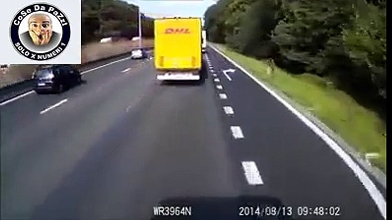in autostrada sorpassa a destra e trova una sorpresa letale