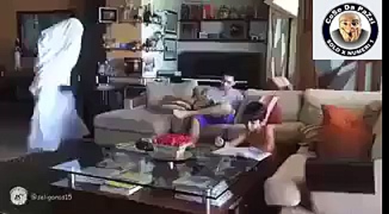 si accorgono che si tratta di un fantasma vero