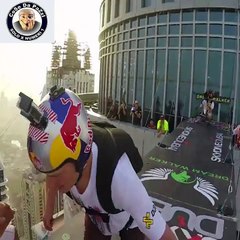 gruppo di ragazzi si lanciano da un grattacielo altissimo