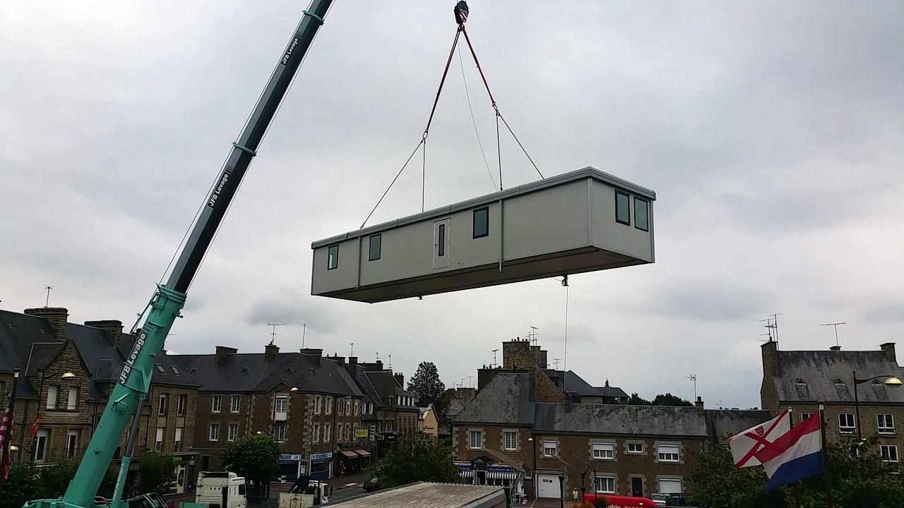 Installation des cabanes de chantier à Saint-Hilaire-du-Harcouët (Manche)