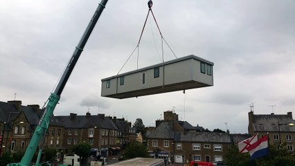 Installation des cabanes de chantier à Saint-Hilaire-du-Harcouët (Manche)