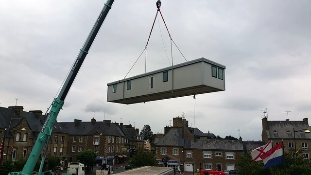 Installation des cabanes de chantier à Saint-Hilaire-du-Harcouët (Manche)