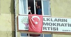Elazığ HDP İl Örgütü Binasına Elazığlı Gençler Türk Bayrağı Astı