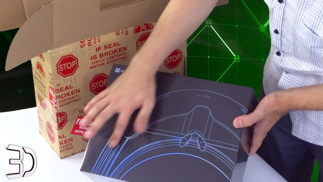 Распаковка первых в России очков дополненной реальности Microsoft HoloLens.