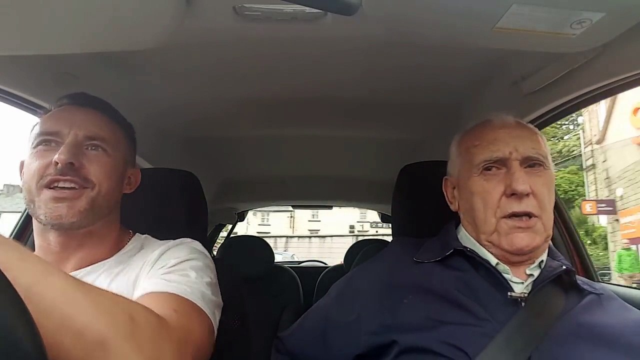 Atteint de la maladie d'Alzheimer, il se met à chanter dans l'auto. La suite est magique