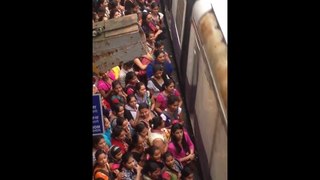Prendre le train à Bombay pendant les heures de pointe