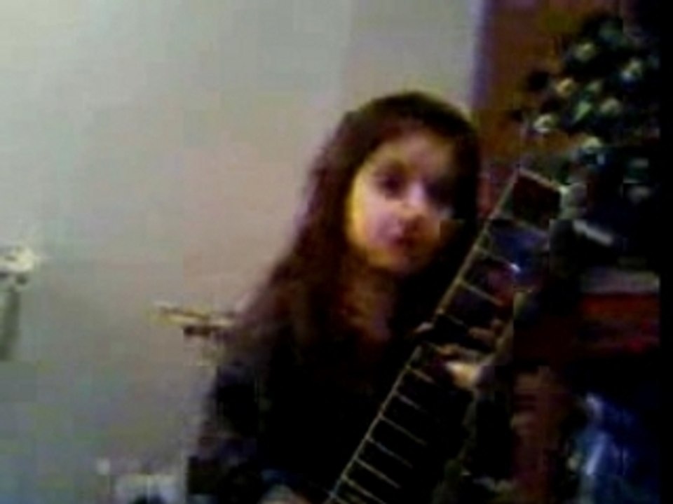 Liza joue a la guitare