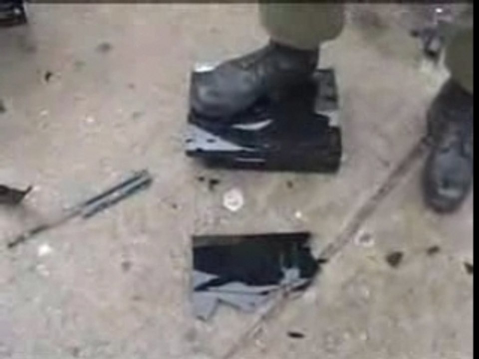 Un fou detruit sa PS3 devant un magazin de jeux video