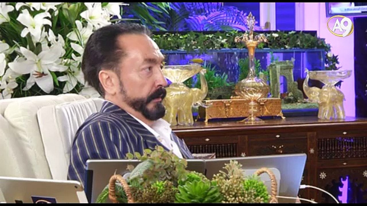 Münafıklar her fırsatta ukalalık ve bilmişlik yapar.