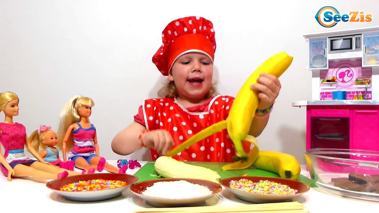 Куклы Барби, Штеффи и Еви. Повар Ника готовит десерт – бананы в шоколаде. Видео для детей