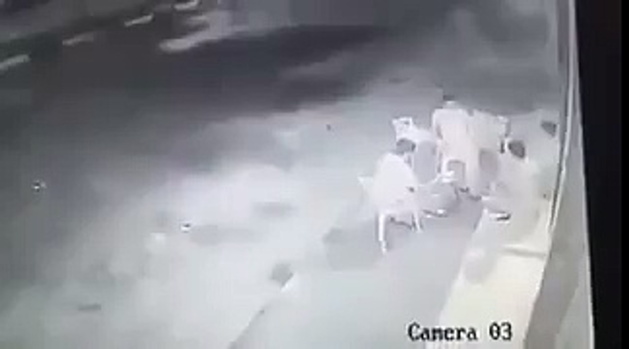 Des soldats israéliens jettent une grenade assourdissante sur des Palestiniens