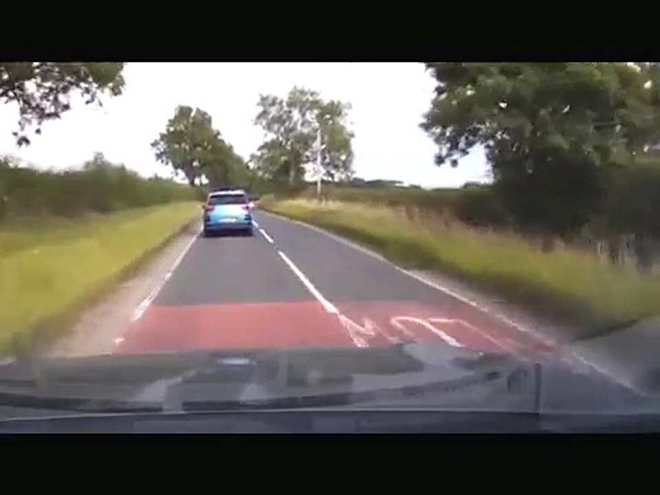 Il double les voitures avec son Porsche Cayenne... mais une voiture arrive en face !