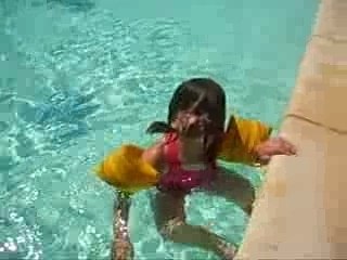 Alicia dans la piscine à Azur (été 2007)