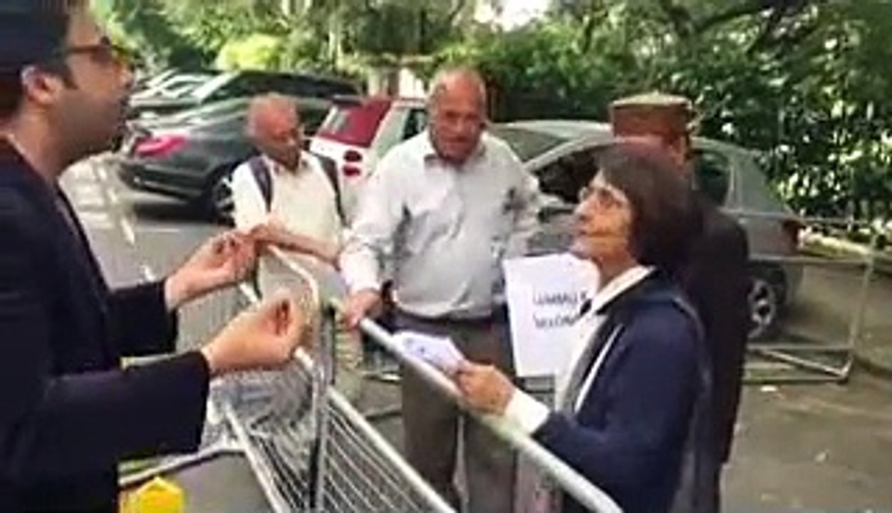 Intense Fight Between Pakistani Journalist and Indians