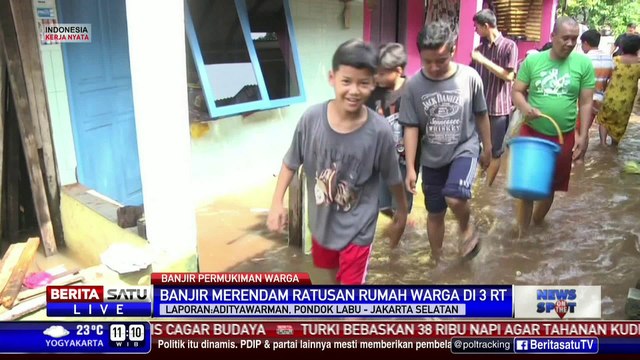 Banjir Mulai Surut, Warga Pondok Labu Bersihkan Rumah dari Lumpur