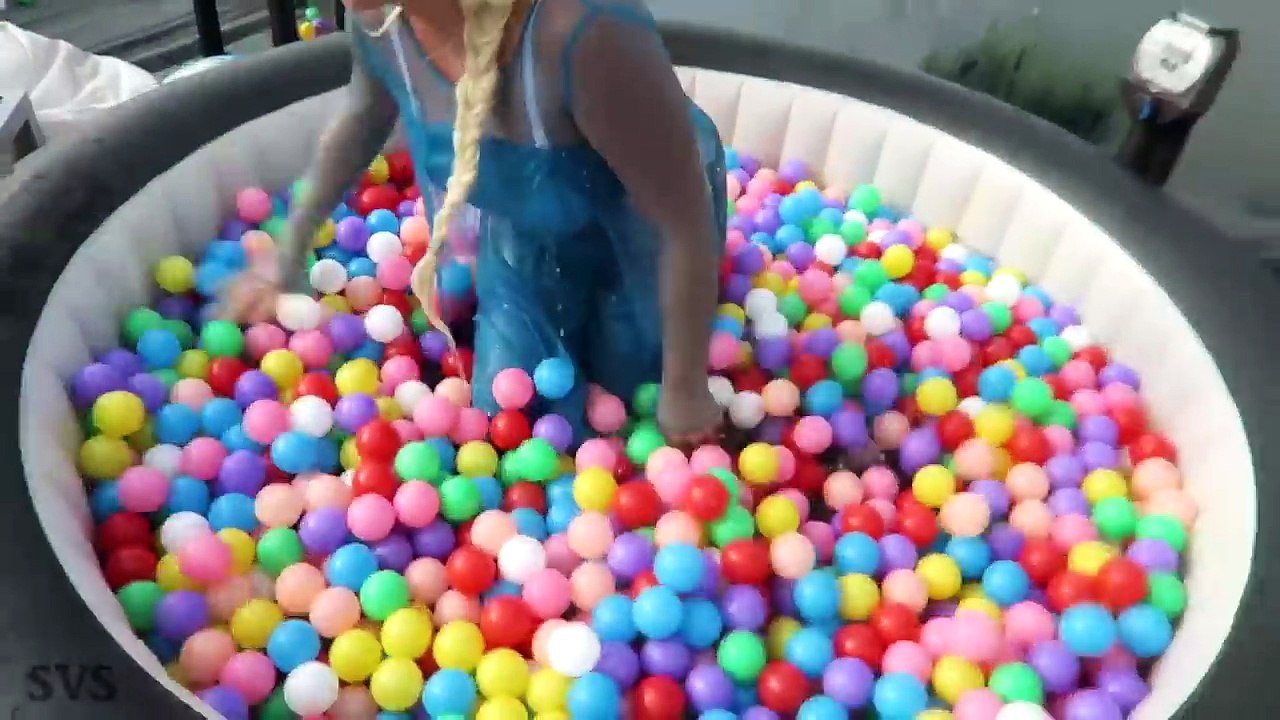 FROZEN ELSA vs COLORED BALLS BATH! w  Spiderman vs Joker Candy Bubble Gum Ball Pit - Funny Superhero