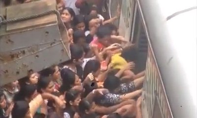 Ils sont des centaines d'indiens à vouloir rentrer dans le même train !
