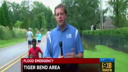 Un petit garçon perturbe un direct