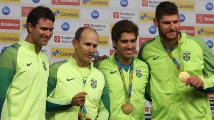 Alison e Bruno homenageiam técnico com réplica de medalha