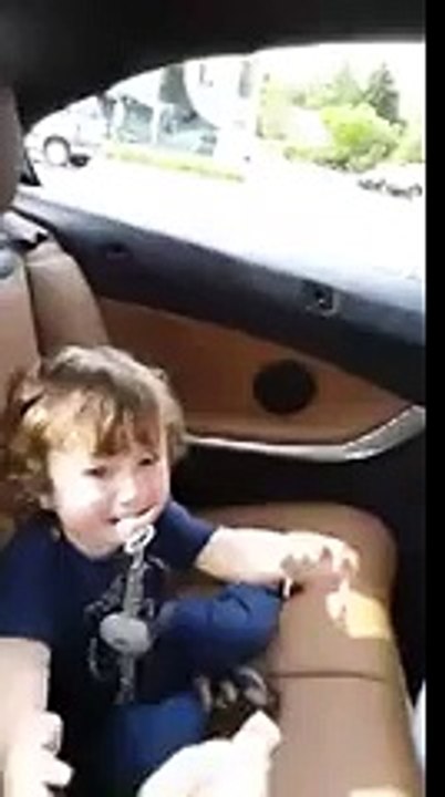 Arabanın Üstü Açılınca Korkan Bebek