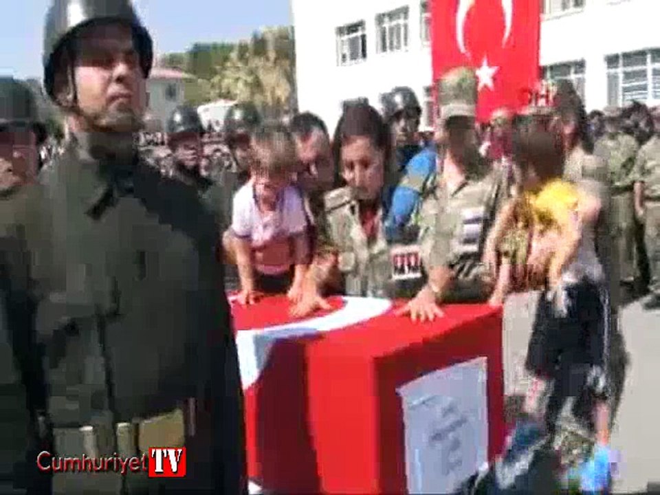 Şehit üstteğmenin acılı eşin tabut başında okuduğu şiir yürekleri dağladı