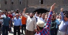 Diyarbakır'da İmama Tepki Gösteren Provokatörü Linçten Polis Kurtardı