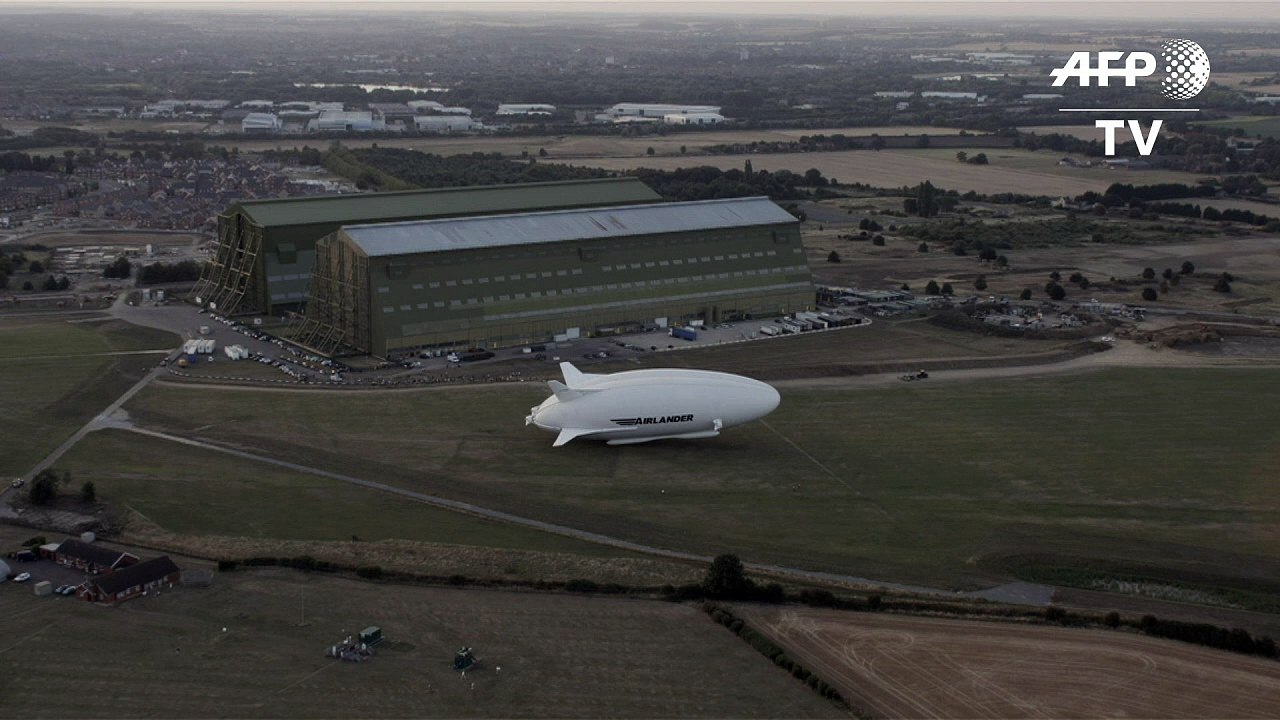 Maior aeronave do mundo levanta voo na Inglaterra